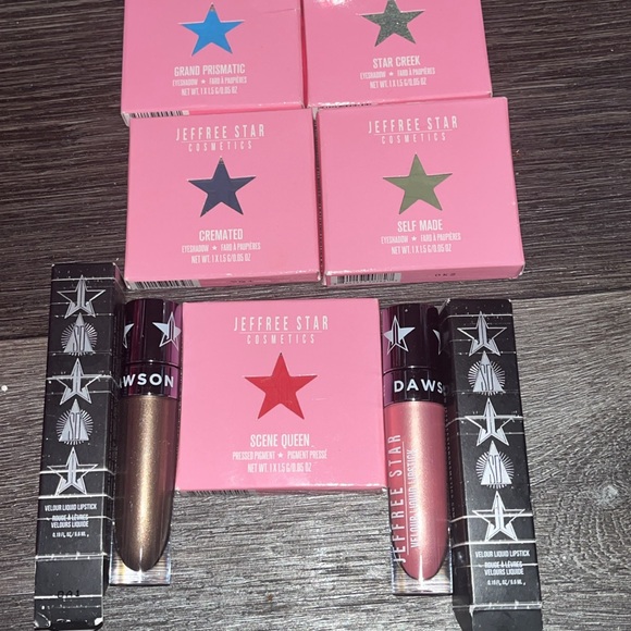 Jeffree star bundle
55 lipglosses
40 concealers
Over 150 pieces see pictures - Picture 7 of 14